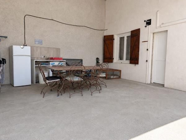 CHARME & VOLUMES – MAISON DE VILLAGE RÉNOVÉE AVEC GARAGE ET TERRASSE
