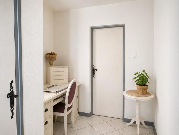 CHARME & VOLUMES – MAISON DE VILLAGE RÉNOVÉE AVEC GARAGE ET TERRASSE