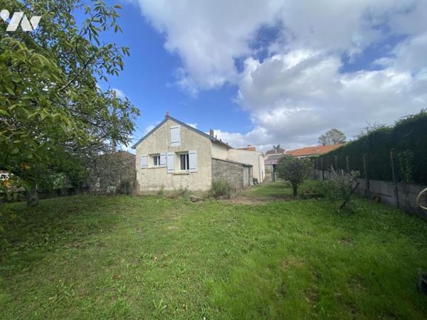 MAISON AVEC 1000M² DE TERRAIN & GARAGES