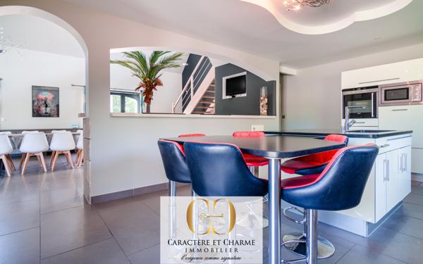 Gourdon (46300) Propriété contemporaine. 316m2. Prestations haut de gamme. Piscine spa.