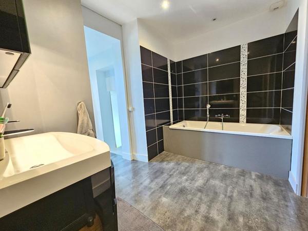 Maison angevine à seulement 5 minutes à vélo de la gare Saint-Laud - Le charme de l'ancien et le confort du contemporain