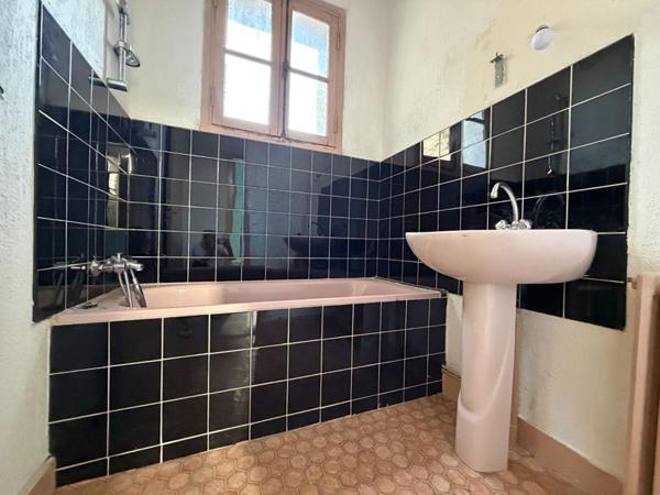 Maison de ville à rénover de 120 m² ? 3 chambres, Garage et extérieur ?