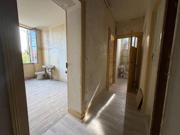 Maison de ville à rénover de 120 m² ? 3 chambres, Garage et extérieur ?