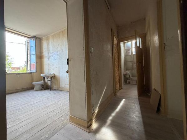 Maison de ville à rénover de 120 m² ? 3 chambres, Garage et extérieur ?