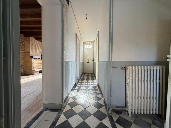 Maison de ville à rénover de 120 m² ? 3 chambres, Garage et extérieur ?