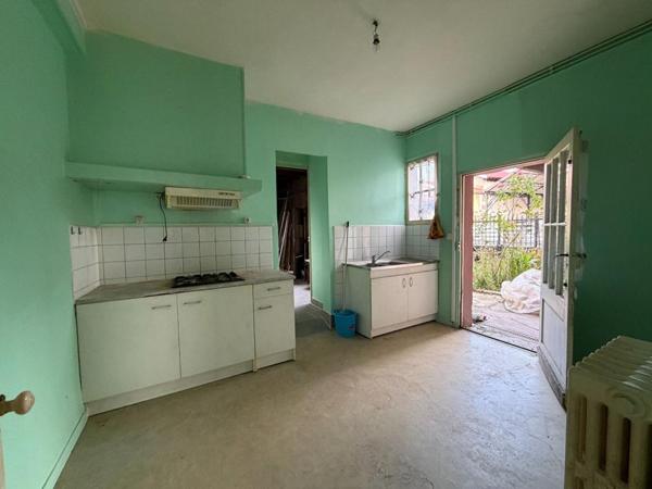 Maison de ville à rénover de 120 m² ? 3 chambres, Garage et extérieur ?