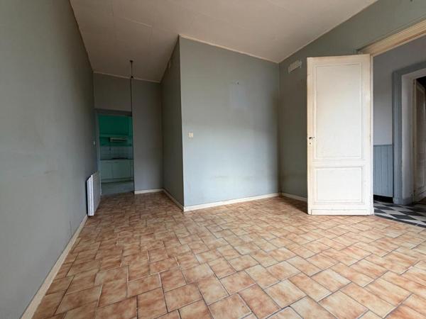 Maison de ville à rénover de 120 m² ? 3 chambres, Garage et extérieur ?