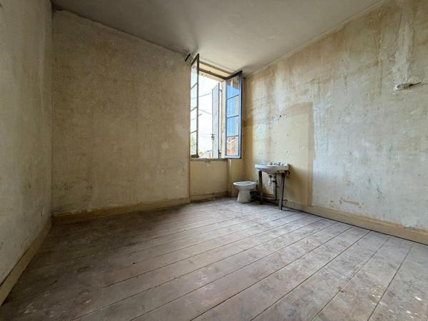 Maison de ville à rénover de 120 m² ? 3 chambres, Garage et extérieur ?