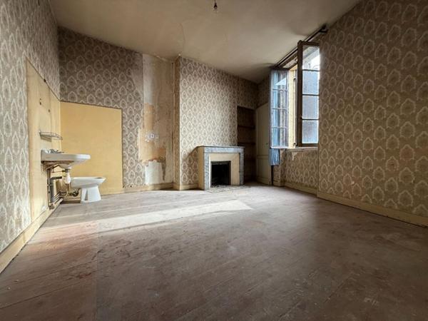 Maison de ville à rénover de 120 m² ? 3 chambres, Garage et extérieur ?