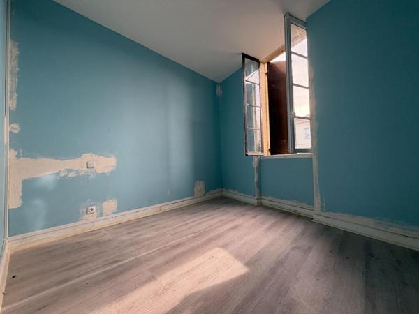 Maison de ville à rénover de 120 m² ? 3 chambres, Garage et extérieur ?