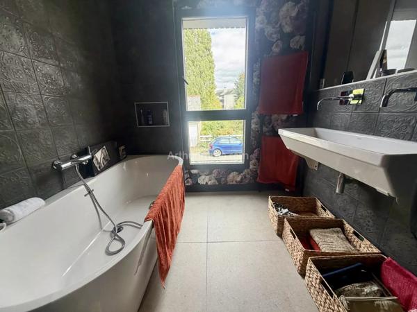 Vente                                                      Maison
                        
                     7 pièces                      122 m2                     à Dinan