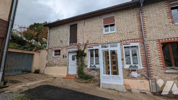 Maison d'habitation de 4 pièces principales. Garage. Cour. Jardin avec abris de jardin.