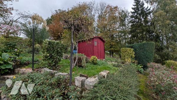 Maison d'habitation de 4 pièces principales. Garage. Cour. Jardin avec abris de jardin.