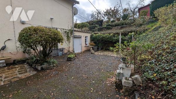 Maison d'habitation de 4 pièces principales. Garage. Cour. Jardin avec abris de jardin.