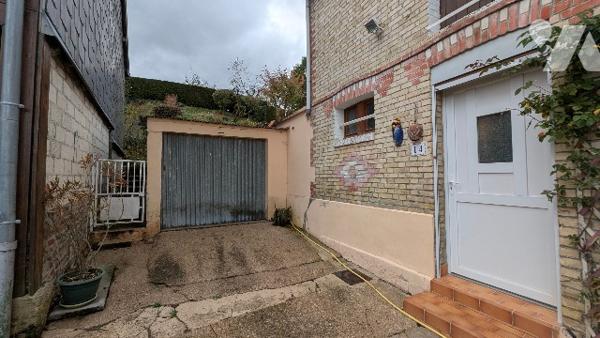 Maison d'habitation de 4 pièces principales. Garage. Cour. Jardin avec abris de jardin.