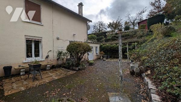 Maison d'habitation de 4 pièces principales. Garage. Cour. Jardin avec abris de jardin.