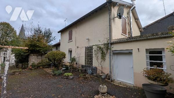 Maison d'habitation de 4 pièces principales. Garage. Cour. Jardin avec abris de jardin.