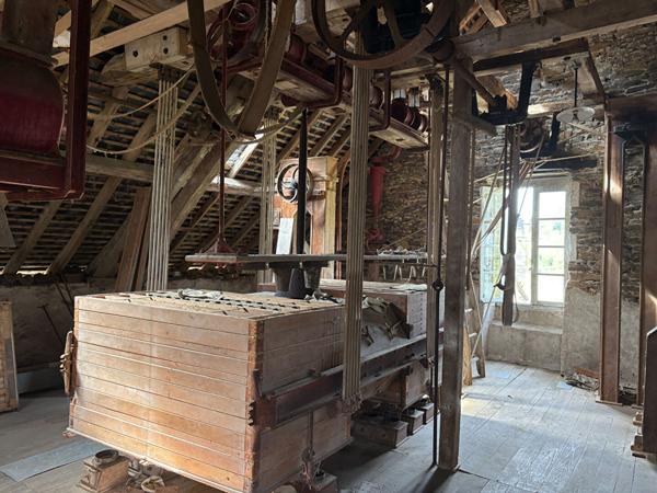 Ancien moulin avec turbine en activité, 700 m² de potentiel au coeur d'un des Plus Beaux Villages de France Segur le chateau