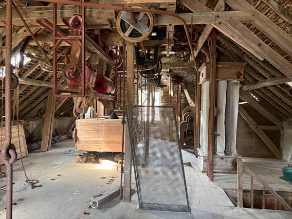 Ancien moulin avec turbine en activité, 700 m² de potentiel au coeur d'un des Plus Beaux Villages de France Segur le chateau