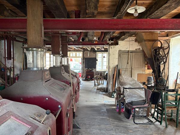 Ancien moulin avec turbine en activité, 700 m² de potentiel au coeur d'un des Plus Beaux Villages de France Segur le chateau