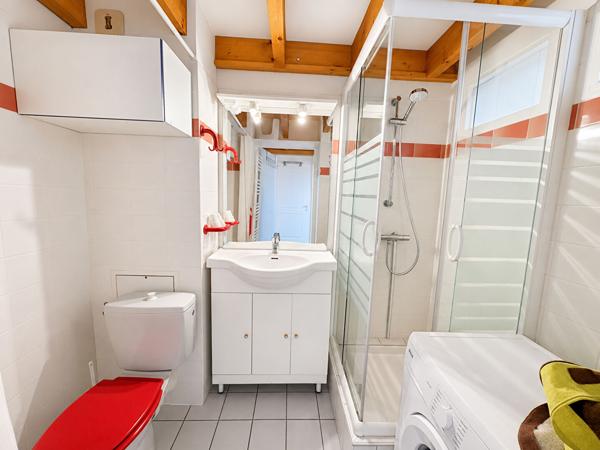 Appartement vendu meublé avec terrasse, piscine, parking et aperçu mer ? Quartier prisé de Tanchet