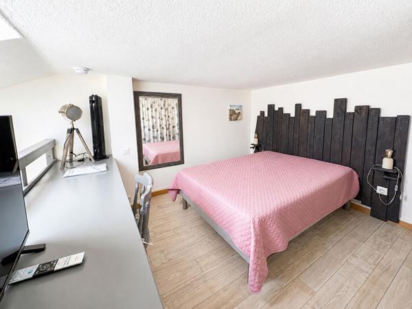 Appartement vendu meublé avec terrasse, piscine, parking et aperçu mer ? Quartier prisé de Tanchet