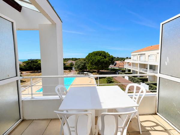 Appartement vendu meublé avec terrasse, piscine, parking et aperçu mer ? Quartier prisé de Tanchet