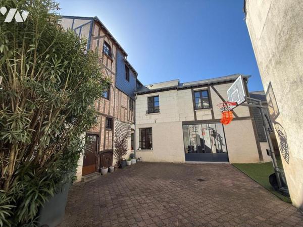 Demeure de caractère rénovée, 260 m², 6cambres avec jardin et stationnements au cœur de Tours