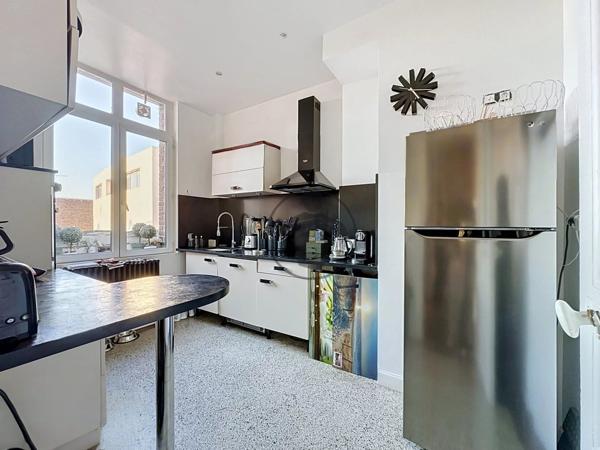 Vente                                                      Appartement
                        
                     6 pièces                      140 m2                     à Saint-Quentin