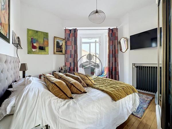 Vente                                                      Appartement
                        
                     6 pièces                      140 m2                     à Saint-Quentin