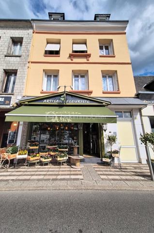 POUR INVESTISSEURS 
Situé en plein centre de Beuzeville et donnant sur la place principale, je vous invite à découvrir cet immeuble de rapport offrant une belle rentabilité! Il est composé d'un local commercial (loué 620€ HC) et de trois appartements F2 (un est loué 380€ HC, les deux autres sont actuellement libres mais étaient loués respectivement 373€ HC et 351€ HC). A l'arrière de l'immeuble, dans une petite cour intérieure, se trouvent également deux maisons: une de 2 pièces principales (de plain-pied), louée 450€ HC, et une de 3 pièces principales louée 487€ HC, avec chacune avec une place de stationnement. 
Chauffage collectif au gaz de ville. Taxe foncière de 3 705 €.
Une belle opportunité à saisir !