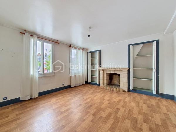 POUR INVESTISSEURS 
Situé en plein centre de Beuzeville et donnant sur la place principale, je vous invite à découvrir cet immeuble de rapport offrant une belle rentabilité! Il est composé d'un local commercial (loué 620€ HC) et de trois appartements F2 (un est loué 380€ HC, les deux autres sont actuellement libres mais étaient loués respectivement 373€ HC et 351€ HC). A l'arrière de l'immeuble, dans une petite cour intérieure, se trouvent également deux maisons: une de 2 pièces principales (de plain-pied), louée 450€ HC, et une de 3 pièces principales louée 487€ HC, avec chacune avec une place de stationnement. 
Chauffage collectif au gaz de ville. Taxe foncière de 3 705 €.
Une belle opportunité à saisir !