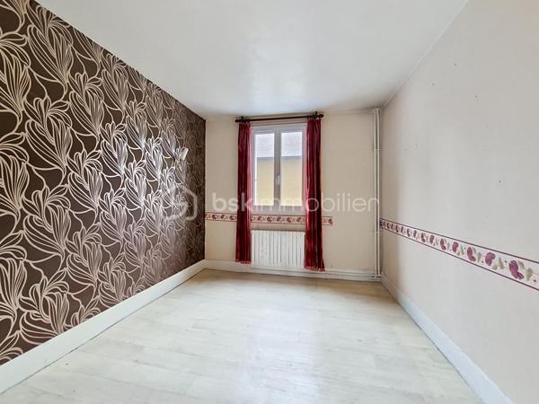 POUR INVESTISSEURS 
Situé en plein centre de Beuzeville et donnant sur la place principale, je vous invite à découvrir cet immeuble de rapport offrant une belle rentabilité! Il est composé d'un local commercial (loué 620€ HC) et de trois appartements F2 (un est loué 380€ HC, les deux autres sont actuellement libres mais étaient loués respectivement 373€ HC et 351€ HC). A l'arrière de l'immeuble, dans une petite cour intérieure, se trouvent également deux maisons: une de 2 pièces principales (de plain-pied), louée 450€ HC, et une de 3 pièces principales louée 487€ HC, avec chacune avec une place de stationnement. 
Chauffage collectif au gaz de ville. Taxe foncière de 3 705 €.
Une belle opportunité à saisir !