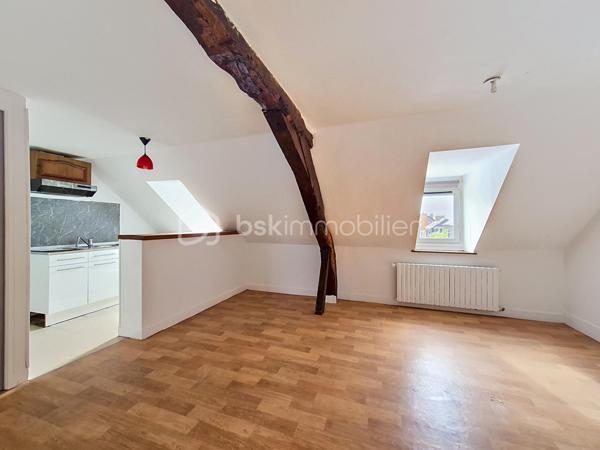 POUR INVESTISSEURS 
Situé en plein centre de Beuzeville et donnant sur la place principale, je vous invite à découvrir cet immeuble de rapport offrant une belle rentabilité! Il est composé d'un local commercial (loué 620€ HC) et de trois appartements F2 (un est loué 380€ HC, les deux autres sont actuellement libres mais étaient loués respectivement 373€ HC et 351€ HC). A l'arrière de l'immeuble, dans une petite cour intérieure, se trouvent également deux maisons: une de 2 pièces principales (de plain-pied), louée 450€ HC, et une de 3 pièces principales louée 487€ HC, avec chacune avec une place de stationnement. 
Chauffage collectif au gaz de ville. Taxe foncière de 3 705 €.
Une belle opportunité à saisir !