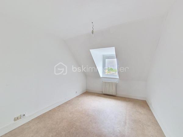 POUR INVESTISSEURS 
Situé en plein centre de Beuzeville et donnant sur la place principale, je vous invite à découvrir cet immeuble de rapport offrant une belle rentabilité! Il est composé d'un local commercial (loué 620€ HC) et de trois appartements F2 (un est loué 380€ HC, les deux autres sont actuellement libres mais étaient loués respectivement 373€ HC et 351€ HC). A l'arrière de l'immeuble, dans une petite cour intérieure, se trouvent également deux maisons: une de 2 pièces principales (de plain-pied), louée 450€ HC, et une de 3 pièces principales louée 487€ HC, avec chacune avec une place de stationnement. 
Chauffage collectif au gaz de ville. Taxe foncière de 3 705 €.
Une belle opportunité à saisir !