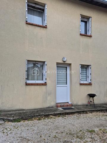 POUR INVESTISSEURS 
Situé en plein centre de Beuzeville et donnant sur la place principale, je vous invite à découvrir cet immeuble de rapport offrant une belle rentabilité! Il est composé d'un local commercial (loué 620€ HC) et de trois appartements F2 (un est loué 380€ HC, les deux autres sont actuellement libres mais étaient loués respectivement 373€ HC et 351€ HC). A l'arrière de l'immeuble, dans une petite cour intérieure, se trouvent également deux maisons: une de 2 pièces principales (de plain-pied), louée 450€ HC, et une de 3 pièces principales louée 487€ HC, avec chacune avec une place de stationnement. 
Chauffage collectif au gaz de ville. Taxe foncière de 3 705 €.
Une belle opportunité à saisir !