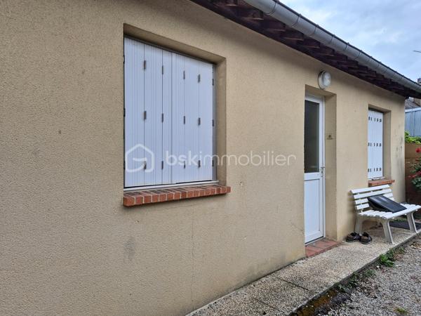 POUR INVESTISSEURS 
Situé en plein centre de Beuzeville et donnant sur la place principale, je vous invite à découvrir cet immeuble de rapport offrant une belle rentabilité! Il est composé d'un local commercial (loué 620€ HC) et de trois appartements F2 (un est loué 380€ HC, les deux autres sont actuellement libres mais étaient loués respectivement 373€ HC et 351€ HC). A l'arrière de l'immeuble, dans une petite cour intérieure, se trouvent également deux maisons: une de 2 pièces principales (de plain-pied), louée 450€ HC, et une de 3 pièces principales louée 487€ HC, avec chacune avec une place de stationnement. 
Chauffage collectif au gaz de ville. Taxe foncière de 3 705 €.
Une belle opportunité à saisir !
