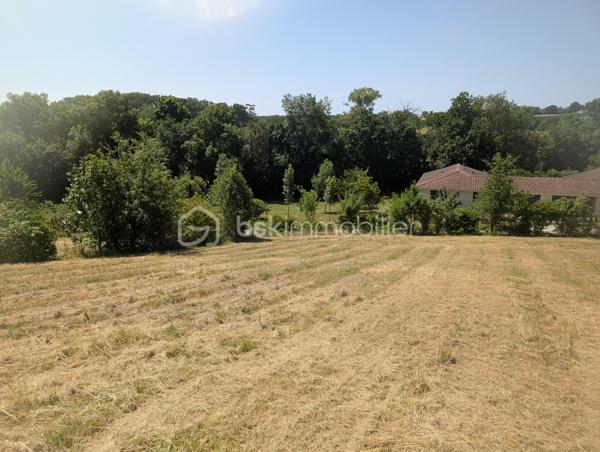 Terrain de 1 594 m²
