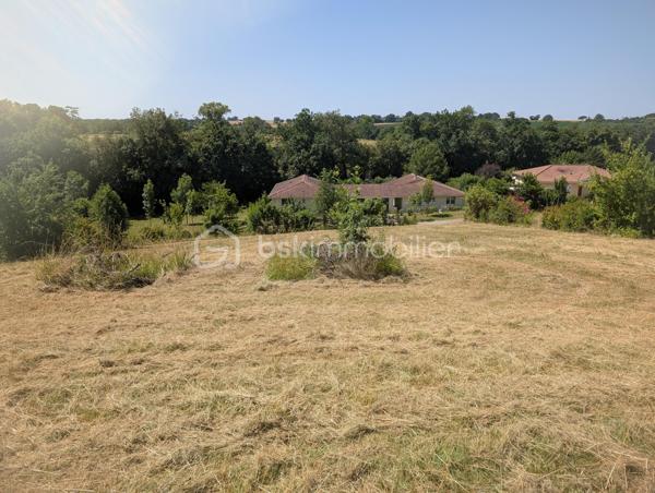 Terrain de 1 594 m²