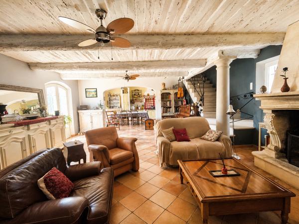 Pertuis, propriété avec piscine au calme absolu sur 11540 m²
