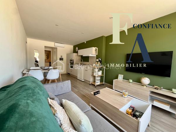 Vidéo disponible sur demande.

Idéalement situé en plein centre de Balaruc-les-Bains, à quelques pas des commerces, des thermes et des promenades le long de l’étang de Thau, découvrez ce très bel appartement T2 de 41 m², situé au premier étage d’une petite copropriété.

Entièrement rénové avec goût et des matériaux de qualité, cet appartement représente une belle opportunité pour un investissement locatif clé en main. La pièce de vie, lumineuse et climatisée, s’ouvre sur une cuisine moderne entièrement équipée, créant un espace agréable et fonctionnel au quotidien.

Côté nuit, vous profiterez d’une belle chambre avec placard intégré ainsi que de nombreux rangements permettant d’optimiser parfaitement les volumes. Aucun travaux n’est à prévoir : l’appartement est prêt à être occupé ou mis en location immédiatement.

Son emplacement constitue un véritable atout, notamment pour un projet de location meublée, saisonnière ou destinée aux curistes. La proximité immédiate des thermes, des commerces et du centre-ville permet de proposer un logement confortable et pratique, particulièrement adapté à une clientèle venant séjourner à Balaruc-les-Bains.

Ce bien pourra également séduire les personnes à la recherche d’une résidence secondaire, avec la possibilité de le louer pendant les périodes d’inoccupation.

Un appartement rénové, fonctionnel et idéalement placé, offrant un excellent potentiel locatif dans l’une des communes les plus recherchées du bassin de Thau.

Pour plus d’informations, recevoir la vidéo du bien ou organiser une visite, contactez-moi.