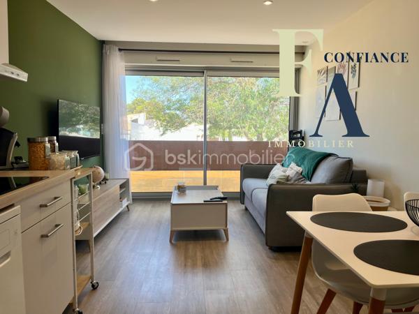 Vidéo disponible sur demande.

Idéalement situé en plein centre de Balaruc-les-Bains, à quelques pas des commerces, des thermes et des promenades le long de l’étang de Thau, découvrez ce très bel appartement T2 de 41 m², situé au premier étage d’une petite copropriété.

Entièrement rénové avec goût et des matériaux de qualité, cet appartement représente une belle opportunité pour un investissement locatif clé en main. La pièce de vie, lumineuse et climatisée, s’ouvre sur une cuisine moderne entièrement équipée, créant un espace agréable et fonctionnel au quotidien.

Côté nuit, vous profiterez d’une belle chambre avec placard intégré ainsi que de nombreux rangements permettant d’optimiser parfaitement les volumes. Aucun travaux n’est à prévoir : l’appartement est prêt à être occupé ou mis en location immédiatement.

Son emplacement constitue un véritable atout, notamment pour un projet de location meublée, saisonnière ou destinée aux curistes. La proximité immédiate des thermes, des commerces et du centre-ville permet de proposer un logement confortable et pratique, particulièrement adapté à une clientèle venant séjourner à Balaruc-les-Bains.

Ce bien pourra également séduire les personnes à la recherche d’une résidence secondaire, avec la possibilité de le louer pendant les périodes d’inoccupation.

Un appartement rénové, fonctionnel et idéalement placé, offrant un excellent potentiel locatif dans l’une des communes les plus recherchées du bassin de Thau.

Pour plus d’informations, recevoir la vidéo du bien ou organiser une visite, contactez-moi.