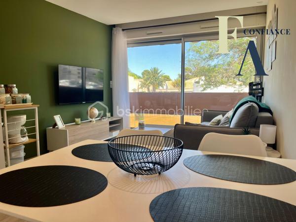 Vidéo disponible sur demande.

Idéalement situé en plein centre de Balaruc-les-Bains, à quelques pas des commerces, des thermes et des promenades le long de l’étang de Thau, découvrez ce très bel appartement T2 de 41 m², situé au premier étage d’une petite copropriété.

Entièrement rénové avec goût et des matériaux de qualité, cet appartement représente une belle opportunité pour un investissement locatif clé en main. La pièce de vie, lumineuse et climatisée, s’ouvre sur une cuisine moderne entièrement équipée, créant un espace agréable et fonctionnel au quotidien.

Côté nuit, vous profiterez d’une belle chambre avec placard intégré ainsi que de nombreux rangements permettant d’optimiser parfaitement les volumes. Aucun travaux n’est à prévoir : l’appartement est prêt à être occupé ou mis en location immédiatement.

Son emplacement constitue un véritable atout, notamment pour un projet de location meublée, saisonnière ou destinée aux curistes. La proximité immédiate des thermes, des commerces et du centre-ville permet de proposer un logement confortable et pratique, particulièrement adapté à une clientèle venant séjourner à Balaruc-les-Bains.

Ce bien pourra également séduire les personnes à la recherche d’une résidence secondaire, avec la possibilité de le louer pendant les périodes d’inoccupation.

Un appartement rénové, fonctionnel et idéalement placé, offrant un excellent potentiel locatif dans l’une des communes les plus recherchées du bassin de Thau.

Pour plus d’informations, recevoir la vidéo du bien ou organiser une visite, contactez-moi.