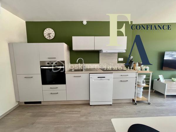 Vidéo disponible sur demande.

Idéalement situé en plein centre de Balaruc-les-Bains, à quelques pas des commerces, des thermes et des promenades le long de l’étang de Thau, découvrez ce très bel appartement T2 de 41 m², situé au premier étage d’une petite copropriété.

Entièrement rénové avec goût et des matériaux de qualité, cet appartement représente une belle opportunité pour un investissement locatif clé en main. La pièce de vie, lumineuse et climatisée, s’ouvre sur une cuisine moderne entièrement équipée, créant un espace agréable et fonctionnel au quotidien.

Côté nuit, vous profiterez d’une belle chambre avec placard intégré ainsi que de nombreux rangements permettant d’optimiser parfaitement les volumes. Aucun travaux n’est à prévoir : l’appartement est prêt à être occupé ou mis en location immédiatement.

Son emplacement constitue un véritable atout, notamment pour un projet de location meublée, saisonnière ou destinée aux curistes. La proximité immédiate des thermes, des commerces et du centre-ville permet de proposer un logement confortable et pratique, particulièrement adapté à une clientèle venant séjourner à Balaruc-les-Bains.

Ce bien pourra également séduire les personnes à la recherche d’une résidence secondaire, avec la possibilité de le louer pendant les périodes d’inoccupation.

Un appartement rénové, fonctionnel et idéalement placé, offrant un excellent potentiel locatif dans l’une des communes les plus recherchées du bassin de Thau.

Pour plus d’informations, recevoir la vidéo du bien ou organiser une visite, contactez-moi.