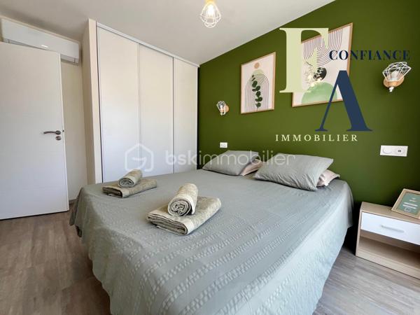Vidéo disponible sur demande.

Idéalement situé en plein centre de Balaruc-les-Bains, à quelques pas des commerces, des thermes et des promenades le long de l’étang de Thau, découvrez ce très bel appartement T2 de 41 m², situé au premier étage d’une petite copropriété.

Entièrement rénové avec goût et des matériaux de qualité, cet appartement représente une belle opportunité pour un investissement locatif clé en main. La pièce de vie, lumineuse et climatisée, s’ouvre sur une cuisine moderne entièrement équipée, créant un espace agréable et fonctionnel au quotidien.

Côté nuit, vous profiterez d’une belle chambre avec placard intégré ainsi que de nombreux rangements permettant d’optimiser parfaitement les volumes. Aucun travaux n’est à prévoir : l’appartement est prêt à être occupé ou mis en location immédiatement.

Son emplacement constitue un véritable atout, notamment pour un projet de location meublée, saisonnière ou destinée aux curistes. La proximité immédiate des thermes, des commerces et du centre-ville permet de proposer un logement confortable et pratique, particulièrement adapté à une clientèle venant séjourner à Balaruc-les-Bains.

Ce bien pourra également séduire les personnes à la recherche d’une résidence secondaire, avec la possibilité de le louer pendant les périodes d’inoccupation.

Un appartement rénové, fonctionnel et idéalement placé, offrant un excellent potentiel locatif dans l’une des communes les plus recherchées du bassin de Thau.

Pour plus d’informations, recevoir la vidéo du bien ou organiser une visite, contactez-moi.