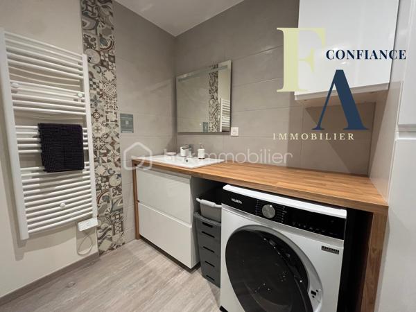 Vidéo disponible sur demande.

Idéalement situé en plein centre de Balaruc-les-Bains, à quelques pas des commerces, des thermes et des promenades le long de l’étang de Thau, découvrez ce très bel appartement T2 de 41 m², situé au premier étage d’une petite copropriété.

Entièrement rénové avec goût et des matériaux de qualité, cet appartement représente une belle opportunité pour un investissement locatif clé en main. La pièce de vie, lumineuse et climatisée, s’ouvre sur une cuisine moderne entièrement équipée, créant un espace agréable et fonctionnel au quotidien.

Côté nuit, vous profiterez d’une belle chambre avec placard intégré ainsi que de nombreux rangements permettant d’optimiser parfaitement les volumes. Aucun travaux n’est à prévoir : l’appartement est prêt à être occupé ou mis en location immédiatement.

Son emplacement constitue un véritable atout, notamment pour un projet de location meublée, saisonnière ou destinée aux curistes. La proximité immédiate des thermes, des commerces et du centre-ville permet de proposer un logement confortable et pratique, particulièrement adapté à une clientèle venant séjourner à Balaruc-les-Bains.

Ce bien pourra également séduire les personnes à la recherche d’une résidence secondaire, avec la possibilité de le louer pendant les périodes d’inoccupation.

Un appartement rénové, fonctionnel et idéalement placé, offrant un excellent potentiel locatif dans l’une des communes les plus recherchées du bassin de Thau.

Pour plus d’informations, recevoir la vidéo du bien ou organiser une visite, contactez-moi.