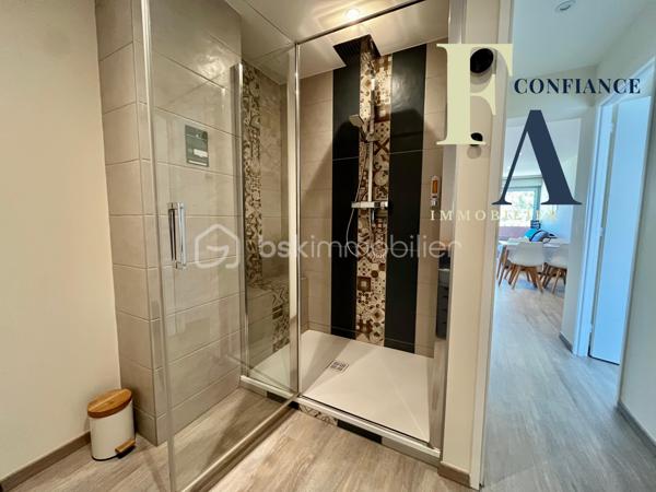 Vidéo disponible sur demande.

Idéalement situé en plein centre de Balaruc-les-Bains, à quelques pas des commerces, des thermes et des promenades le long de l’étang de Thau, découvrez ce très bel appartement T2 de 41 m², situé au premier étage d’une petite copropriété.

Entièrement rénové avec goût et des matériaux de qualité, cet appartement représente une belle opportunité pour un investissement locatif clé en main. La pièce de vie, lumineuse et climatisée, s’ouvre sur une cuisine moderne entièrement équipée, créant un espace agréable et fonctionnel au quotidien.

Côté nuit, vous profiterez d’une belle chambre avec placard intégré ainsi que de nombreux rangements permettant d’optimiser parfaitement les volumes. Aucun travaux n’est à prévoir : l’appartement est prêt à être occupé ou mis en location immédiatement.

Son emplacement constitue un véritable atout, notamment pour un projet de location meublée, saisonnière ou destinée aux curistes. La proximité immédiate des thermes, des commerces et du centre-ville permet de proposer un logement confortable et pratique, particulièrement adapté à une clientèle venant séjourner à Balaruc-les-Bains.

Ce bien pourra également séduire les personnes à la recherche d’une résidence secondaire, avec la possibilité de le louer pendant les périodes d’inoccupation.

Un appartement rénové, fonctionnel et idéalement placé, offrant un excellent potentiel locatif dans l’une des communes les plus recherchées du bassin de Thau.

Pour plus d’informations, recevoir la vidéo du bien ou organiser une visite, contactez-moi.