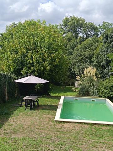 Maison de charme de 250 m² avec piscine sur 4000 m² de terrain – Un cadre de vie privilégié à Coutras (33230)