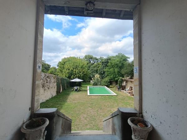 Maison de charme de 250 m² avec piscine sur 4000 m² de terrain – Un cadre de vie privilégié à Coutras (33230)