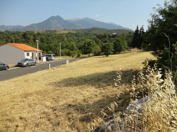 Dpt Pyrénées Orientales (66), à vendre PRADES Terrain constructible 375 m², 3 faces, libre constructeur